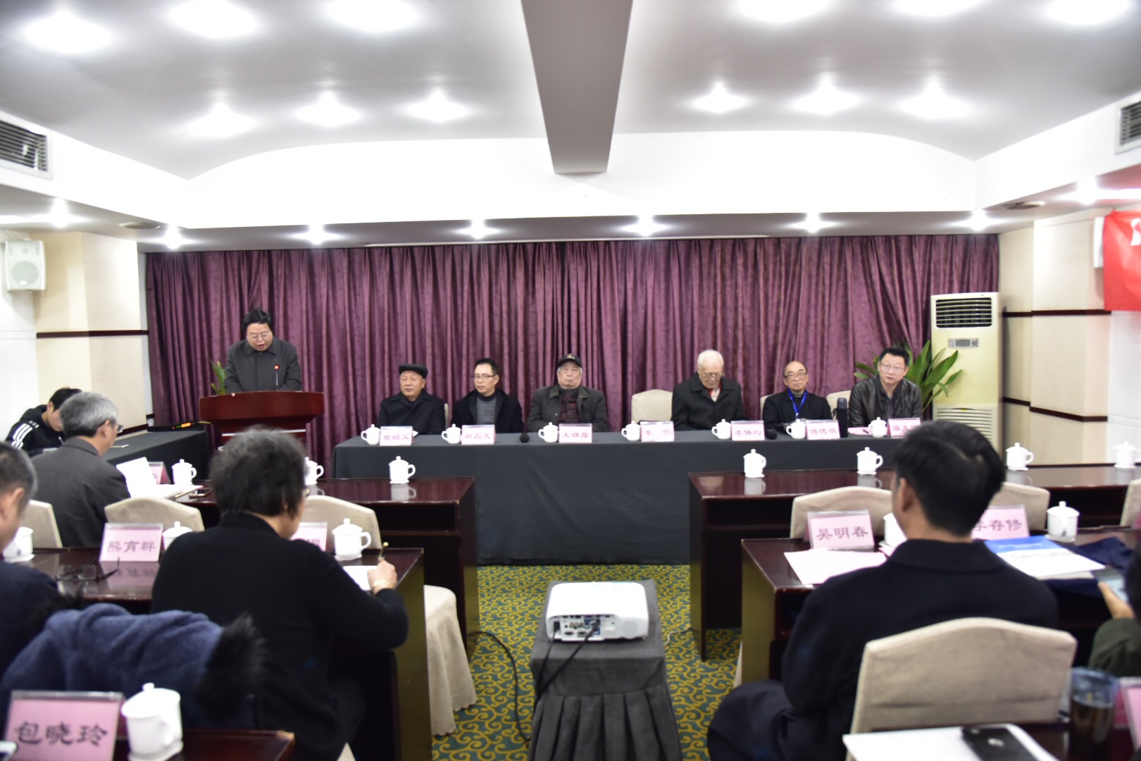 spbo手机
院长 李怡教授.jpg