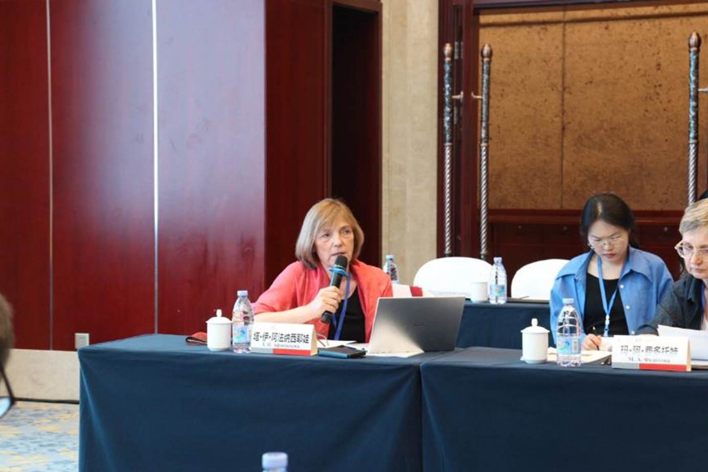 一些人在桌子前AI 生成的内容可能不正确。