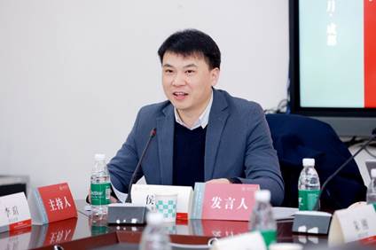 桌子前坐着穿蓝色衣服的人AI 生成的内容可能不正确。